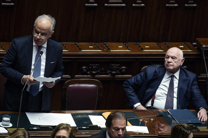 Governo all'attacco su Almasri, scontro con le opposizioni