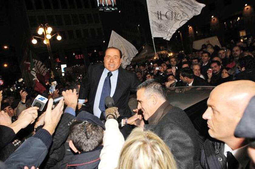 Il discorso del Predellino. Silvio Berlusconi circondato dalla folla in piazza San Babila a Milano, il 18 novembre 2007