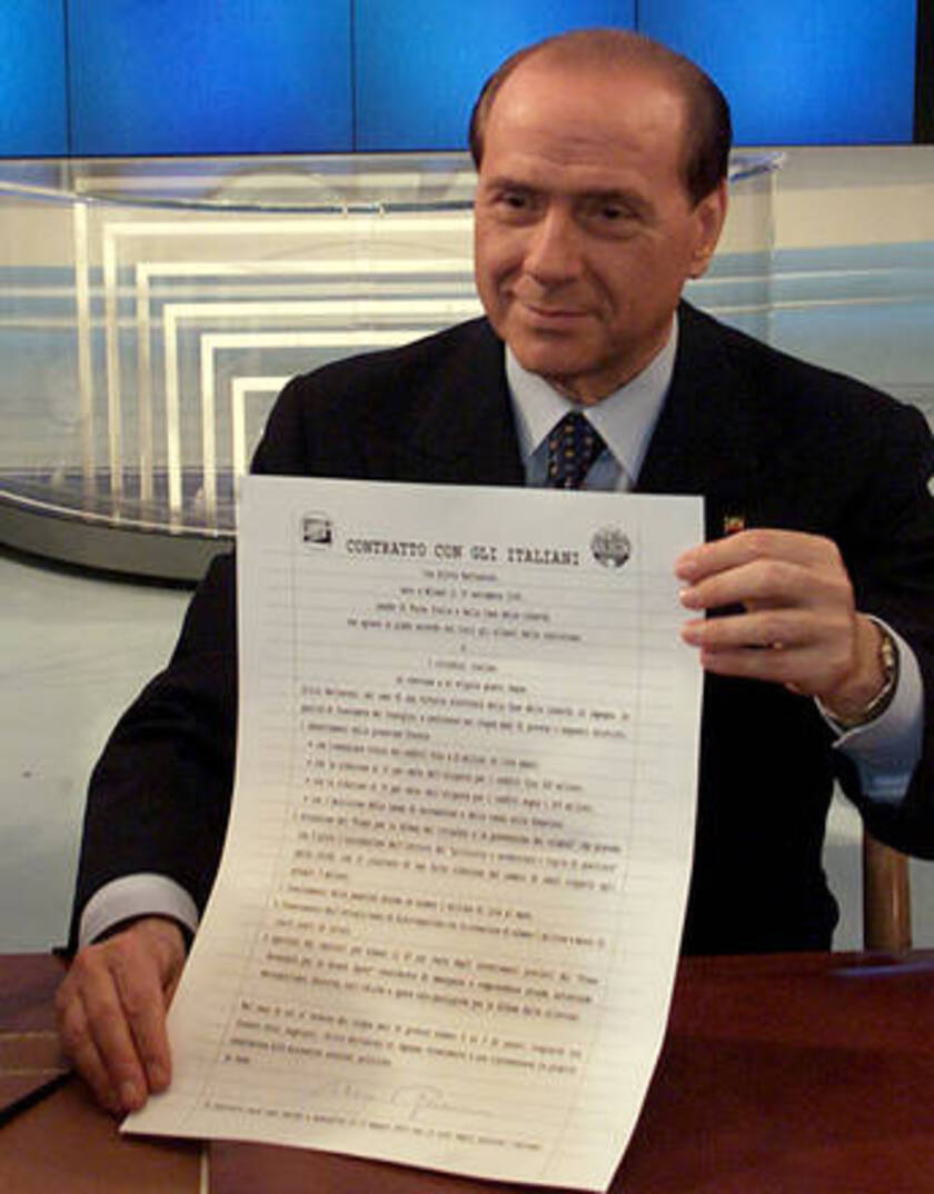 Il presidente  del consiglio Silvio Berlusconi  mostra il 'contratto con gli italiani' durante una puntata della trasmissione Porta a Porta nel 2004