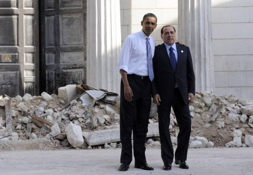 Il presidente del consiglio, Silvio Berlusconi con il presidente degli Stati Uniti, Barack Obama, nel 2009 nel corso della visita nel centro dell'Aquila devastata dal sisma del 6 aprile