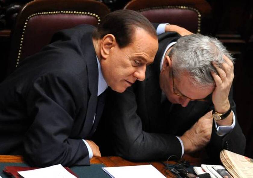 Il presidente del Consiglio Silvio Berlusconi e il ministro dell'Economia Giulio Tremonti durante le votazioni alla Camera, Roma, 14 dicembre 2010.