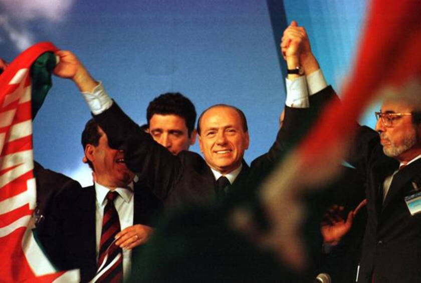 Silvio Berlusconi, eletto presidente del partito per acclamazione, saluta i delegati al termine dei lavori del primo congresso nazionale ad Assago nel 1998