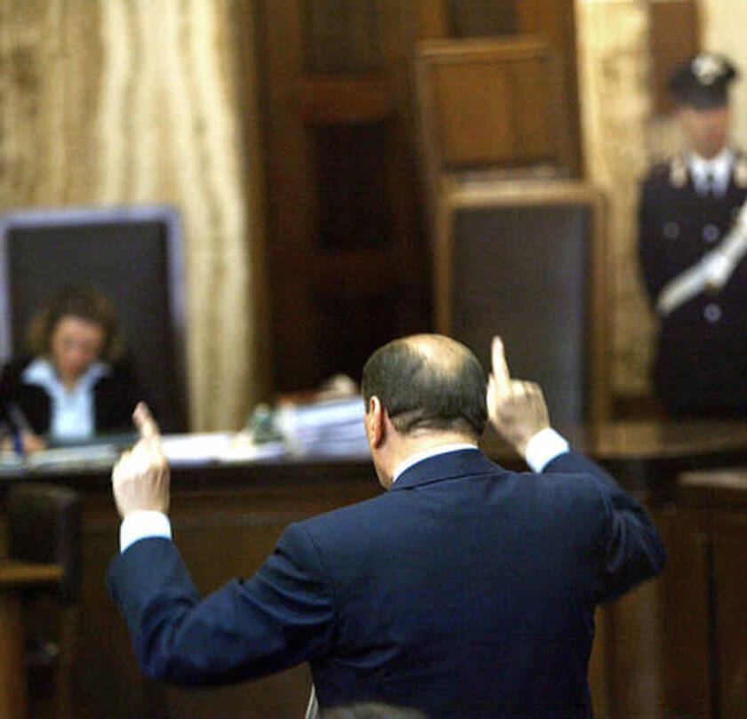 Una foto di archivio del 2004 di Silvio Berlusconi nel   palazzo di giustizia di Milano