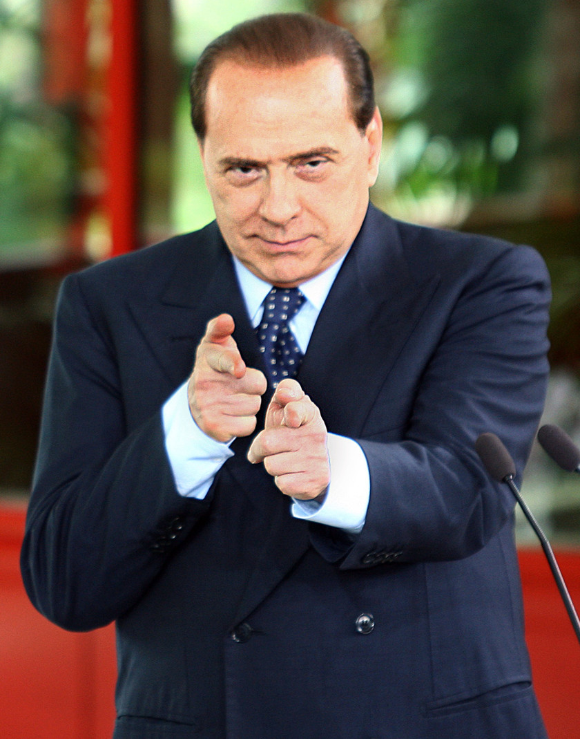 Berlusconi fa il gesto di sparare durante una conferenza stampa con Putin nel 2008