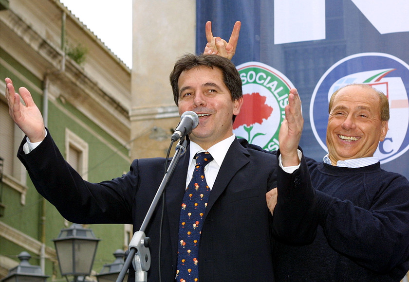 Il  presidente del Consiglio Silvio Berlusconi scherza con l'amico candidato sindaco Settimo Nizzi  durante il suo comizio ad Olbia