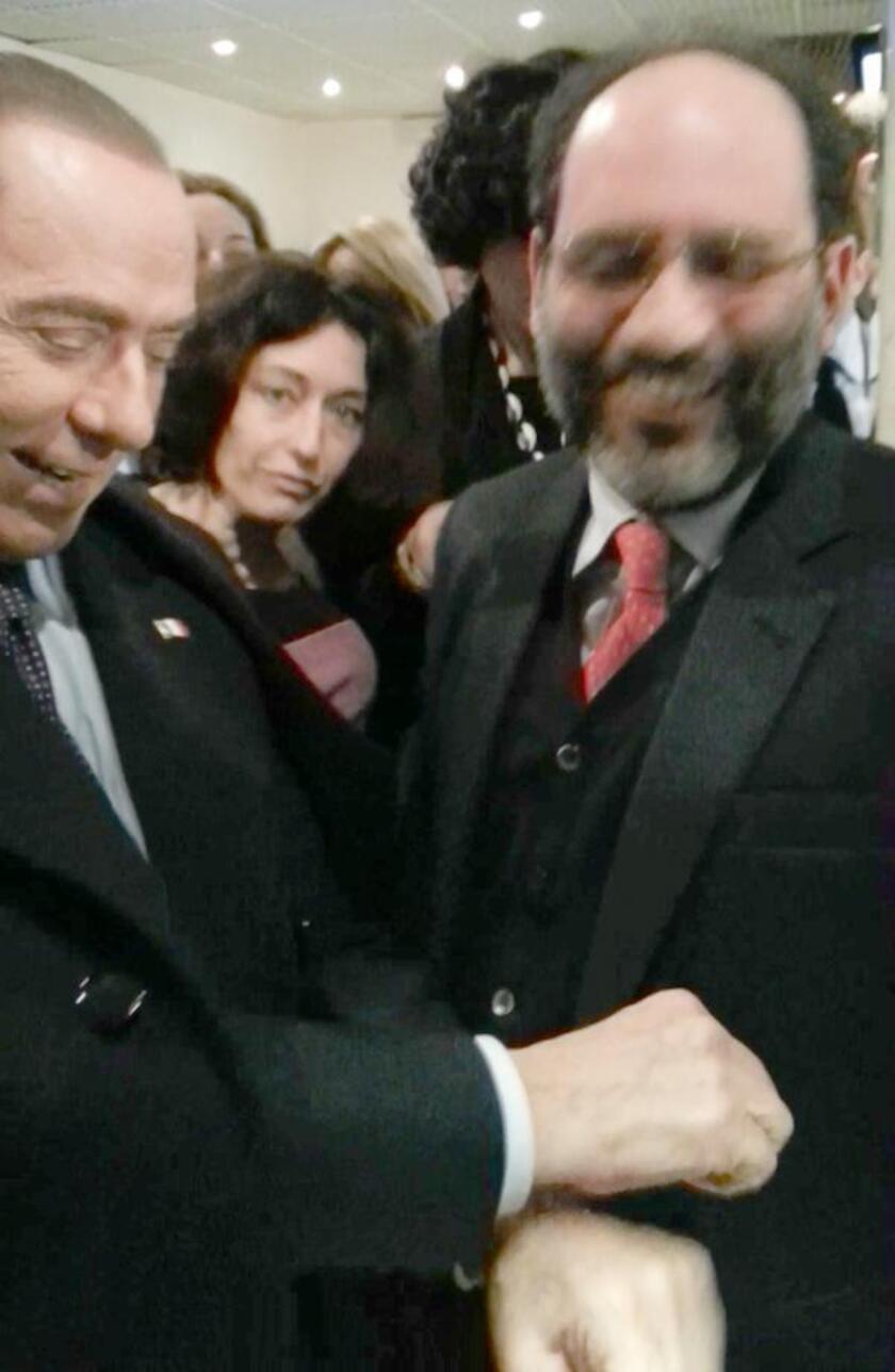 Silvio Berlusconi incrocia i pugni facendo il gesto delle manette davanti a Antonio Ingroia in una  foto pubblicata su Twitter da Mentana, 15 gennaio 2013