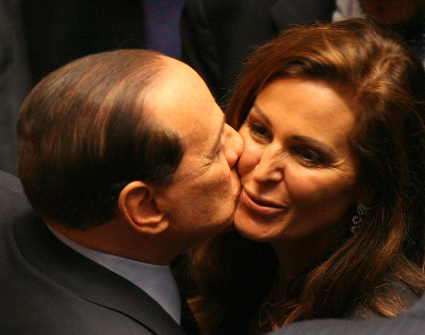 Silvio Berlusconi bacia Daniela Santanche' nell'Aula della Camera