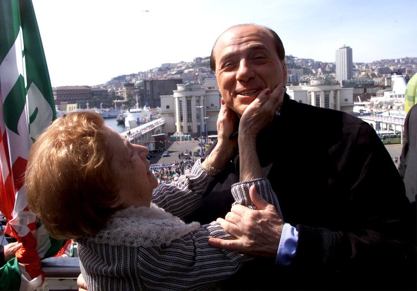 Silvio Berlusconi, riceve  un affettuoso bacio dalla mamma, signora Rosa, sul ponte della nave azzurra mentre saluta i  simpatizzanti del Polo nel 2000