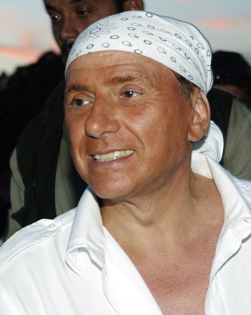 Nel 2004 l'allora presidente del Consiglio, Silvio Berlusconi, accoglie il premier inglese Blair  in Sardegna con una bandana, la foto fa il giro del mondo.