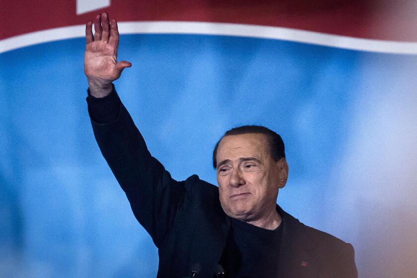 Berlusconi non è più senatore. Sono le 17.43 del 27 novembre 2013 quando l'Assemblea ne certifica la decadenza per effetto della legge Severino. Lui è assente: preferisce evitare l'umiliazione di dover uscire dall'Aula da sconfitto