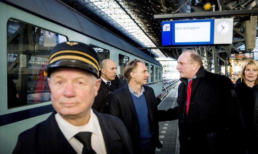 Dan Brown meets his fans at the central station in Amsterdam
