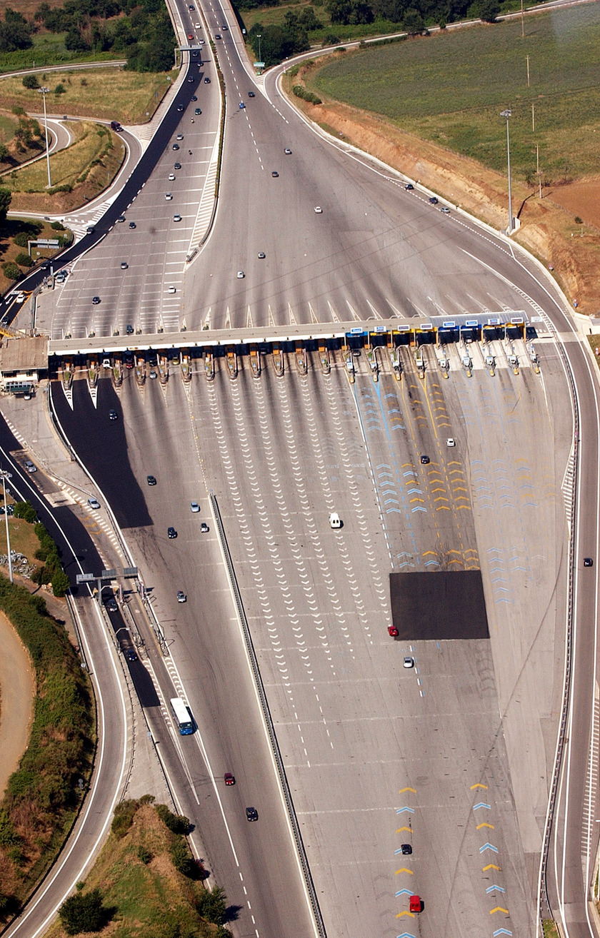 Una foto di archivio del 13 Agosto 2004 del casello dell'Autostrada del Sole all'altezza di Roma Nord fotografato da un elicottero della Polizia di Stato mentre controlla il territorio dall'alto. ANSA/MARIO DE RENZIS