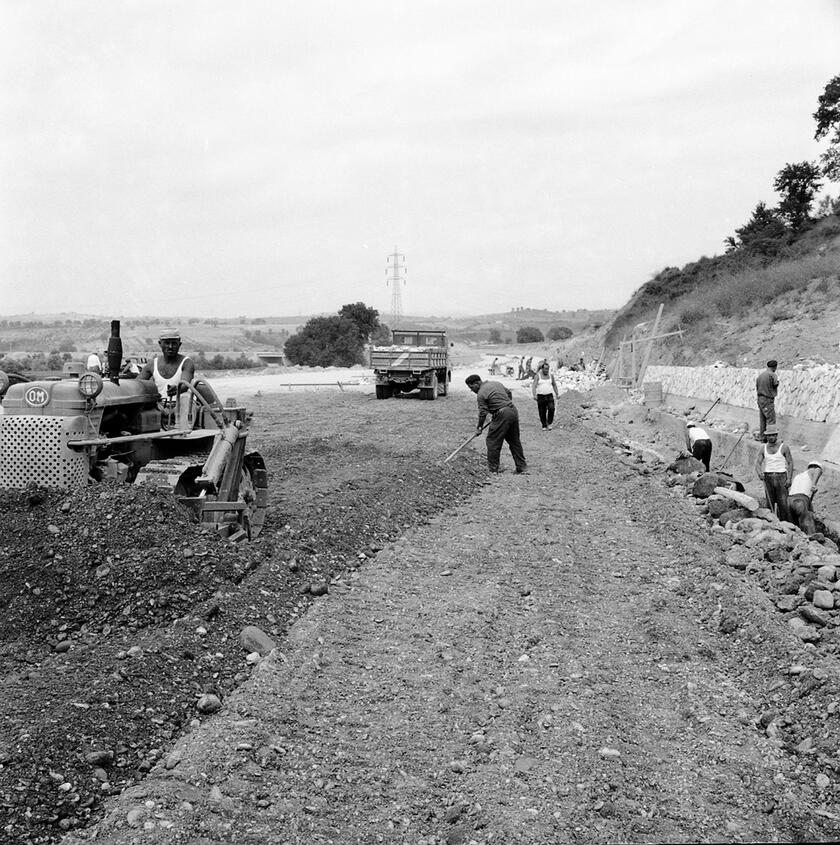 Lavori in corso sull'Autostrada del Sole nel tratto Roma - Magliano Sabina, operai all'opera, 13 settembre 1961. ANSA