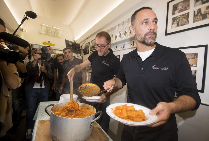 Solidarity for earthquake victims: Amatriciana  served by Italian actors in a Restaurant in Rome