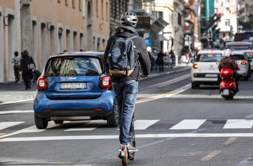 Dal 10 novembre in vigore le nuove norme del Codice della strada: monopattini e parcheggio selvaggio, scatta la stretta