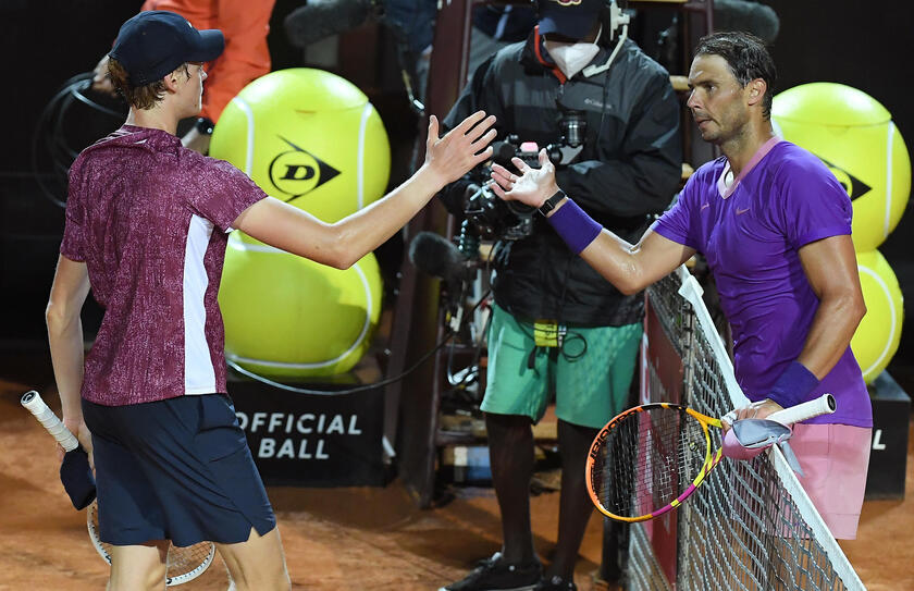 Jannik Sinner con Rafa Nadal agli Italian Open tennis nel 2021 - RIPRODUZIONE RISERVATA