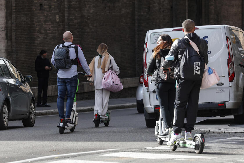 Dal 10 novembre in vigore le nuove norme del Codice della strada: monopattini e parcheggio selvaggio, scatta la stretta