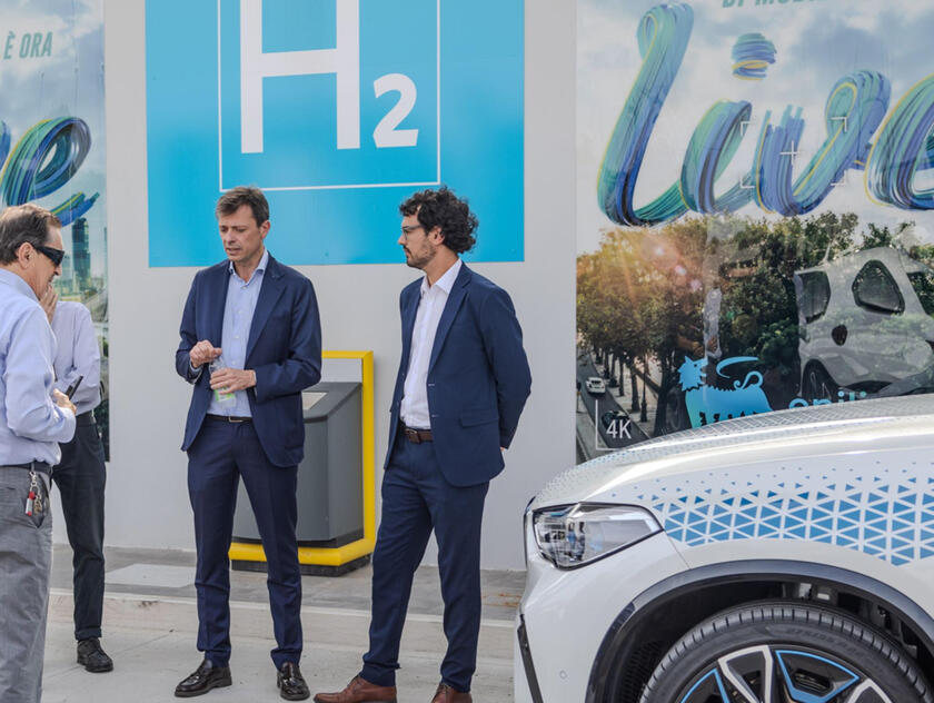 Bmw iX5 Hydrogen, il pieno da 6 kg si fa all 'Eni in pochi minuti © ANSA/BMW