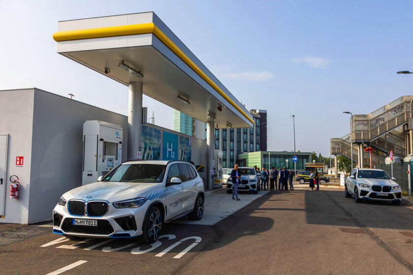 Bmw iX5 Hydrogen, il pieno da 6 kg si fa all 'Eni in pochi minuti © ANSA/BMW