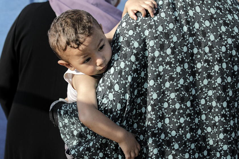 Palestinians seek refuge on the grounds of UNRWA center at Khan Yunis camp © ANSA/EPA