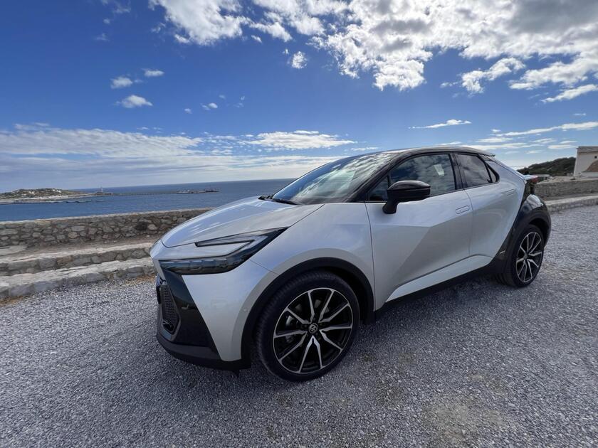 Toyota C-HR HEV © ANSA/Toyota