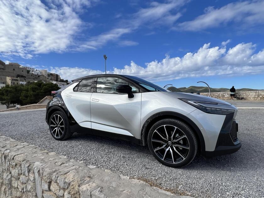 Toyota C-HR HEV © ANSA/Toyota