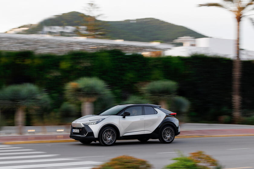 Toyota C-HR HEV © ANSA/Toyota