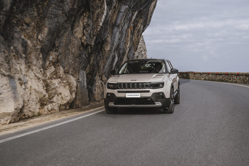 Alla gamma Jeep Avenger si aggiunge la versione e-Hybrid © ANSA/Web