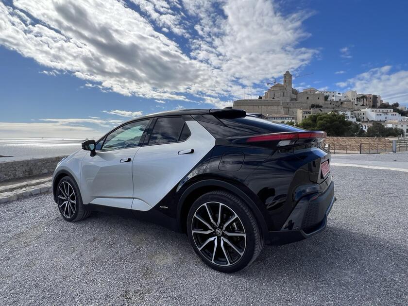 Toyota C-HR HEV © ANSA/Toyota