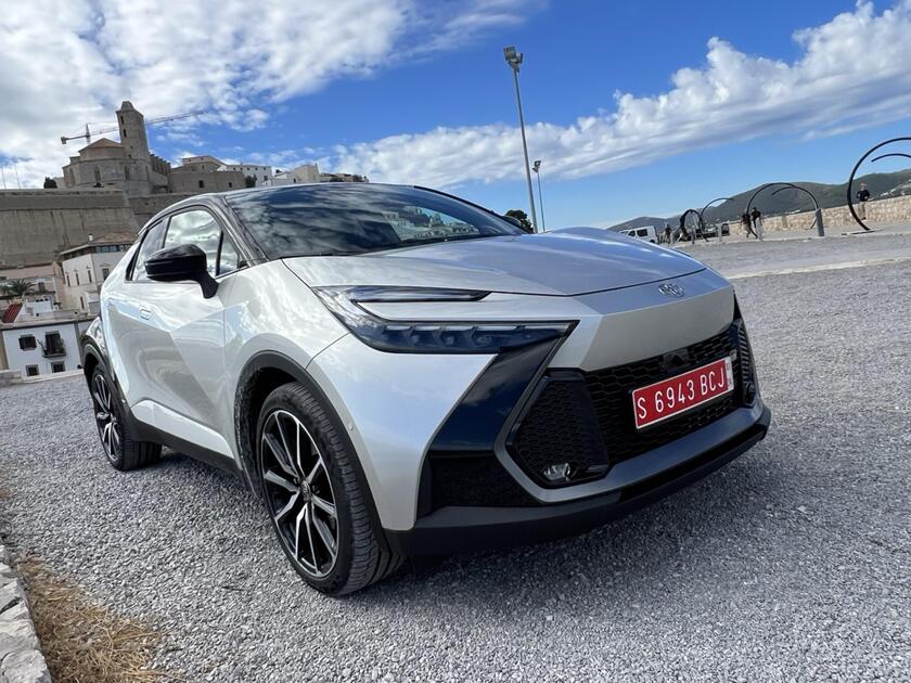 Toyota C-HR HEV © ANSA/Toyota