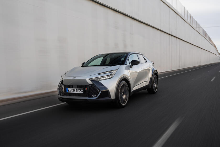 Toyota C-HR HEV © ANSA/Toyota