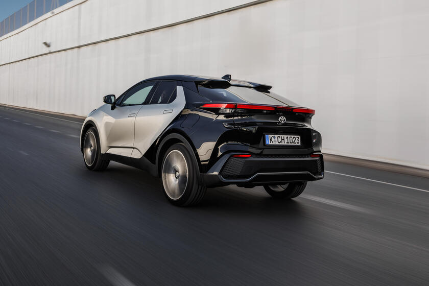 Toyota C-HR HEV © ANSA/Toyota