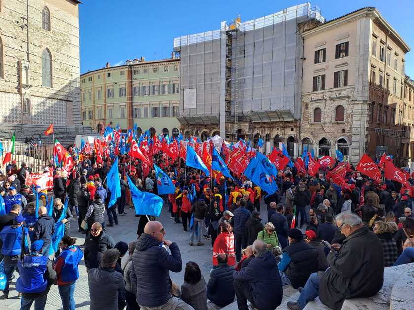 Bandiere in piazza a Perugia per lo sciopero di Cgil e Uil - RIPRODUZIONE RISERVATA