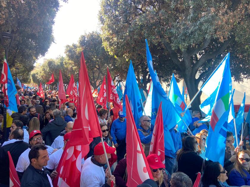 Sciopero: manifestazione Cgil e Uil in centro a Bari - RIPRODUZIONE RISERVATA