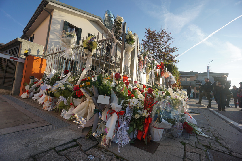 Fiori e messaggi davanti a casa Giulia,  'sei la figlia di tutti ' - RIPRODUZIONE RISERVATA