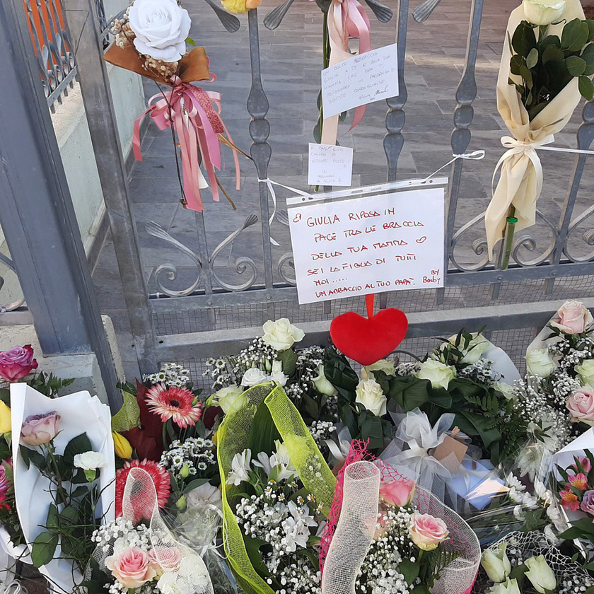 Fiori e messaggi davanti a casa Giulia,  'sei la figlia di tutti ' - RIPRODUZIONE RISERVATA