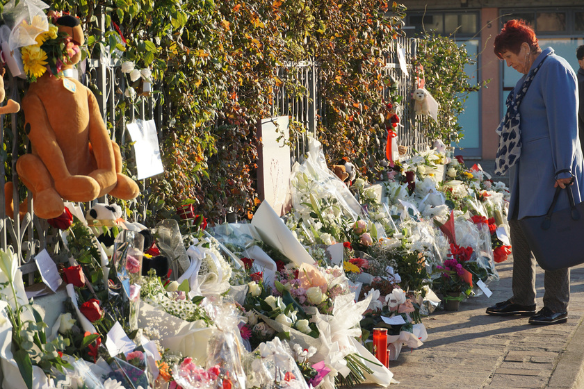 Fiori e messaggi davanti a casa Giulia,  'sei la figlia di tutti ' - RIPRODUZIONE RISERVATA