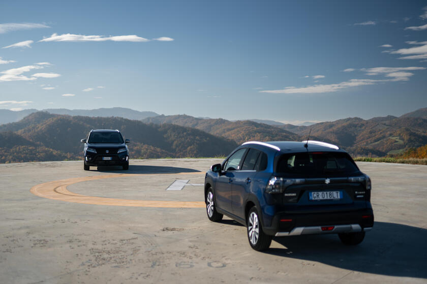 Suzuki Vitara Hybrid e S-Cross Hybrid Yoru © ANSA/Suzuki