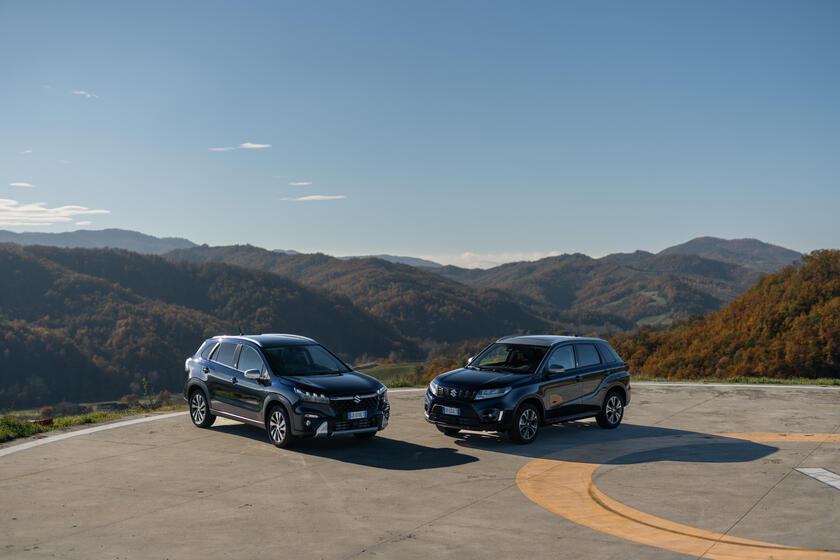 Suzuki Vitara Hybrid e S-Cross Hybrid Yoru © ANSA/Suzuki