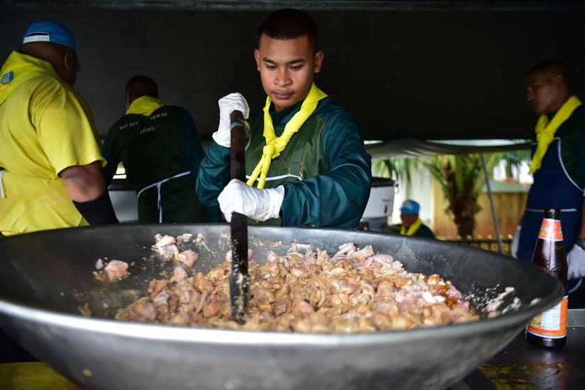 La preparazione del cibo per le persone colpite © ANSA/AFP