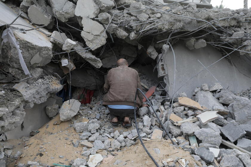 Palestinians search the rubble of destroyed homes as Israel continues to strike Gaza © ANSA/EPA