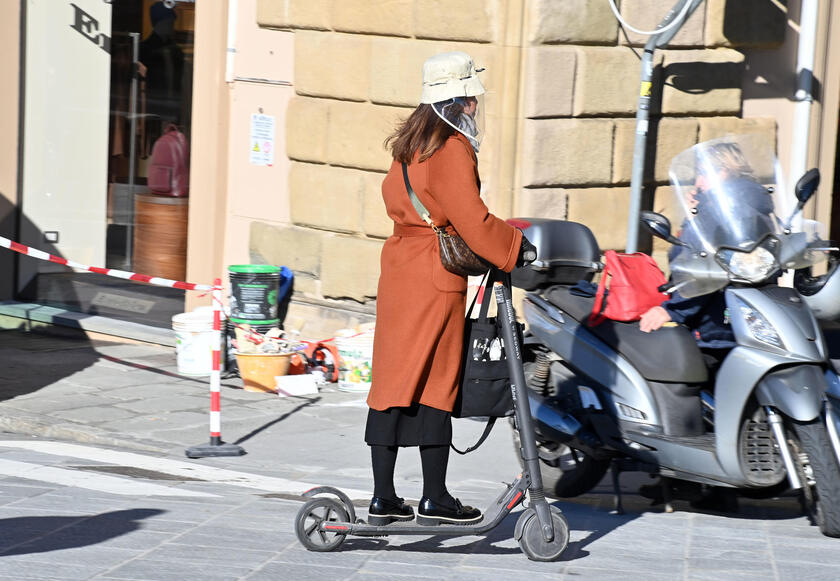 Monopattini: scattato obbligo di casco a Firenze