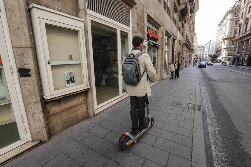 Dal 10 novembre in vigore le nuove norme del Codice della strada: monopattini e parcheggio selvaggio, scatta la stretta