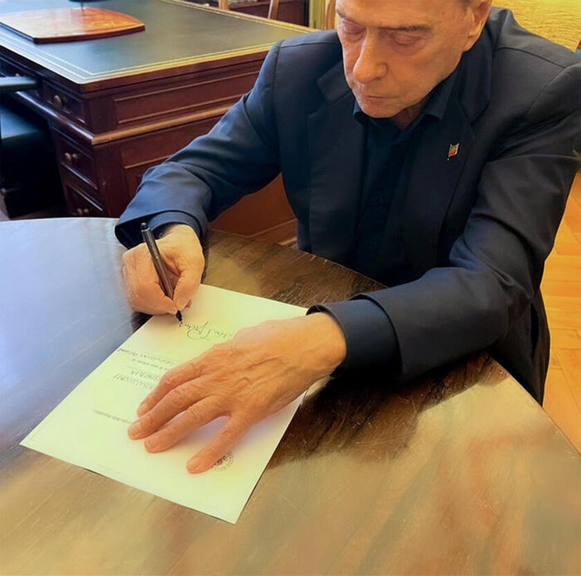 Berlusconi per registrarsi in vista della prima seduta dell'Aula. A 86 torna al Senato il 12 ottobre 2022