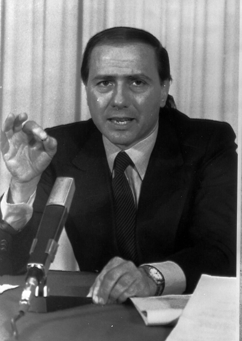 20 dicembre 1980: Silvio Berlusconi durante la conferenza stampa di presentazione della trasmissione in diretta dall'Uruguay 'Mundialita' ANSA ARCHIVIO
