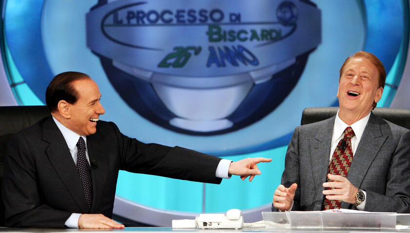 Il conduttore televisivo Aldo Biscardi con il presidente del Consiglio, Silvio Berlusconi, durante la trasmissione "Il processo di Biscardi" in una immagine del 10 gennaio 2006.