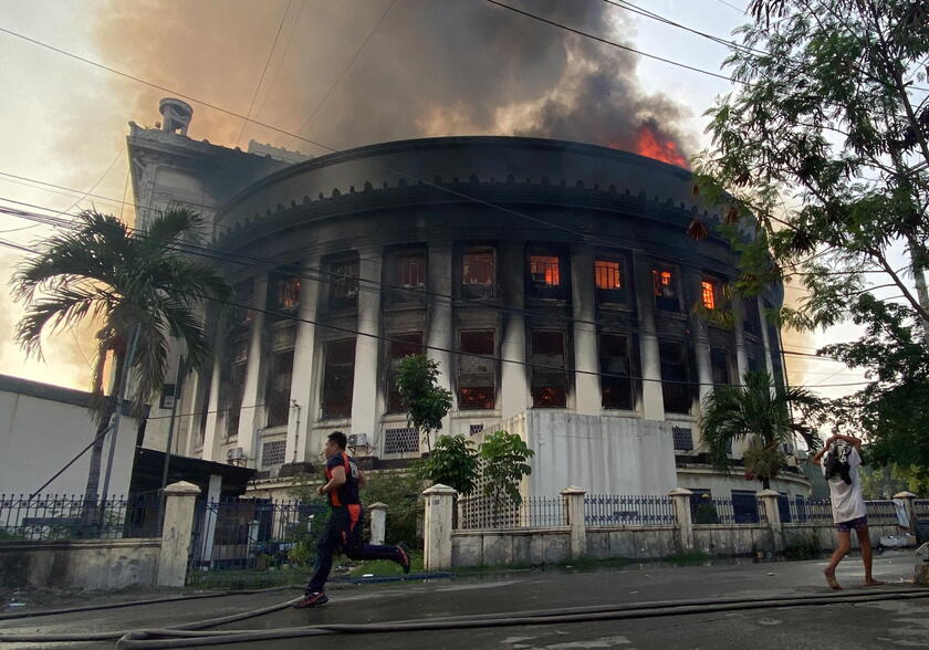 Fire breaks out at Manila 's Central Post Office © ANSA/EPA