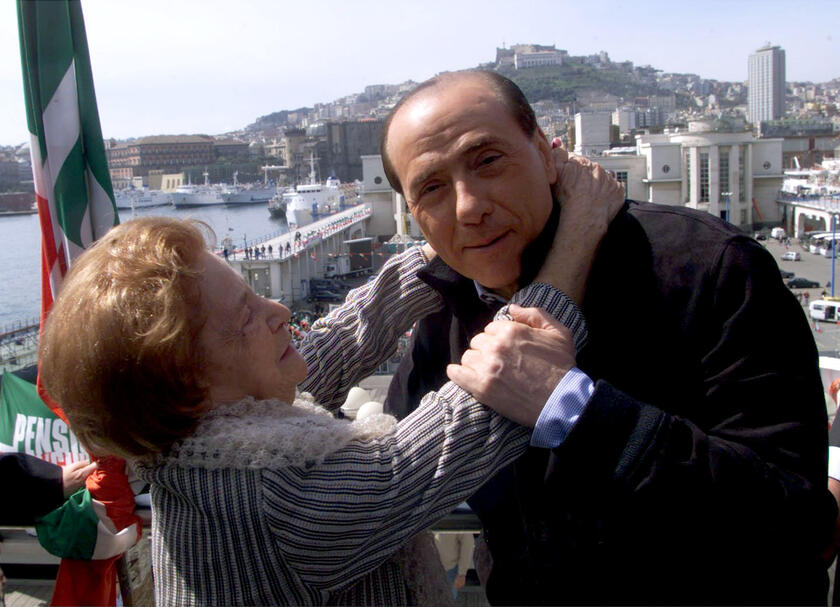 Berlusconi e la mamma Rosa - RIPRODUZIONE RISERVATA