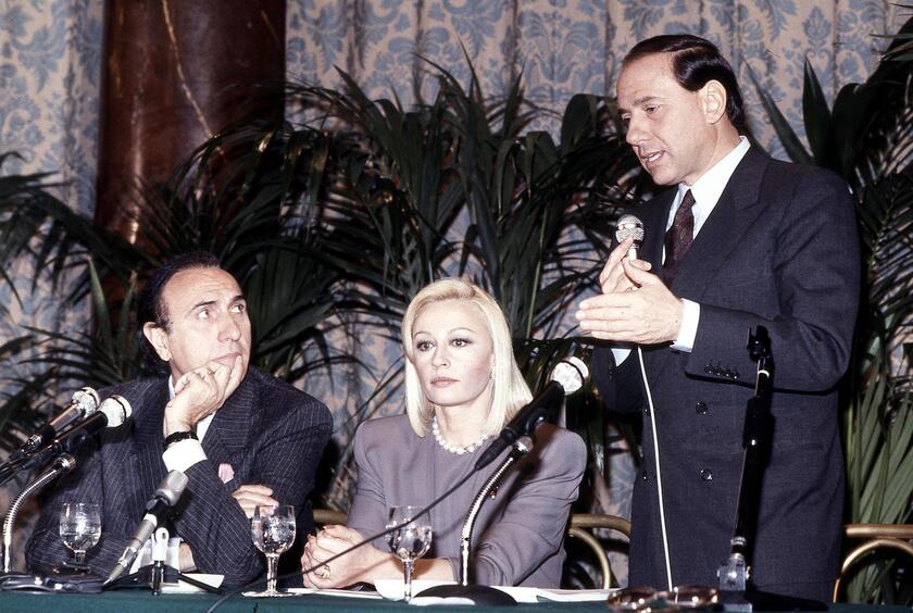 Berlusconi con Raffaella Carrà e Pippo Baudo - RIPRODUZIONE RISERVATA