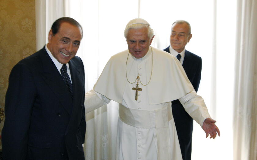Berlusconi e Benedetto XVI © ANSA/EPA